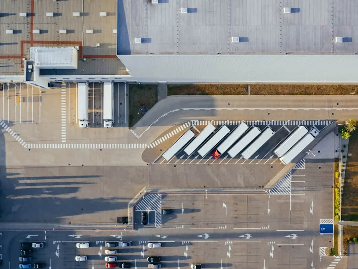 Depósito de distribuidora con mercadería lista para despacho